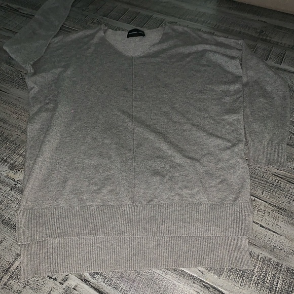 Alexander & David S/M Gray V-Neck Women's Sweater Preloved - Picture 4 of 6